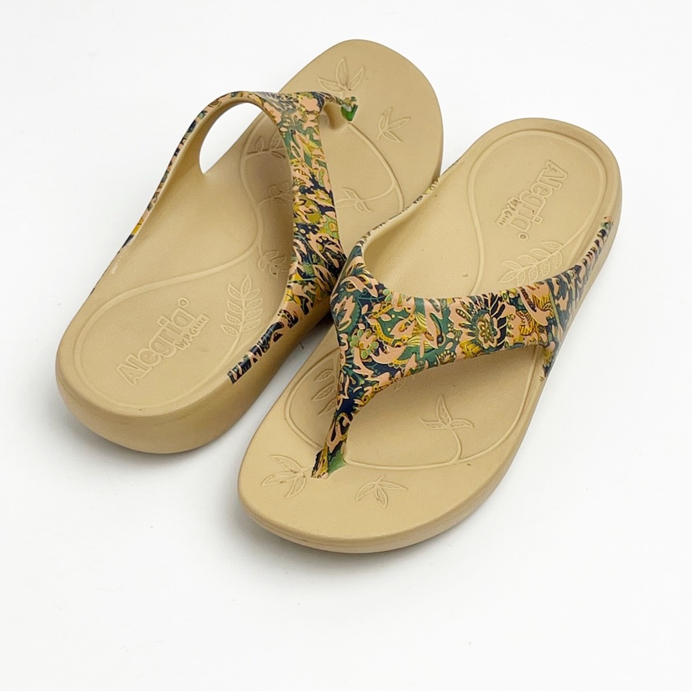 ALEGRIA Ode Country Road Floral Lightweight Thong T Strap Sandal Size 7/7.5